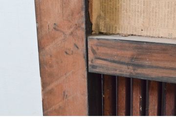 アンティーク建具　重厚　ツートンカラー漆塗り　堂々とした佇まいが存在感を放つ格子蔵戸1枚(玄関戸、格子戸、引き戸)(R-079624)