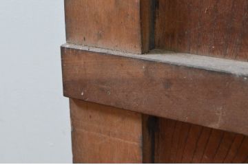 アンティーク建具　重厚　ツートンカラー漆塗り　堂々とした佇まいが存在感を放つ格子蔵戸1枚(玄関戸、格子戸、引き戸)(R-079624)