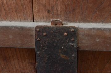 アンティーク建具　重厚　ツートンカラー漆塗り　堂々とした佇まいが存在感を放つ格子蔵戸1枚(玄関戸、格子戸、引き戸)(R-079624)