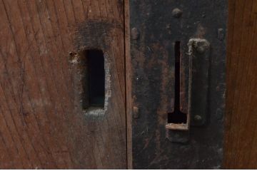 アンティーク建具　重厚　ツートンカラー漆塗り　堂々とした佇まいが存在感を放つ格子蔵戸1枚(玄関戸、格子戸、引き戸)(R-079624)