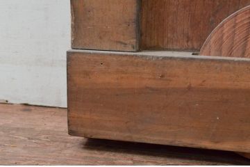 アンティーク建具　重厚　ツートンカラー漆塗り　堂々とした佇まいが存在感を放つ格子蔵戸1枚(玄関戸、格子戸、引き戸)(R-079624)