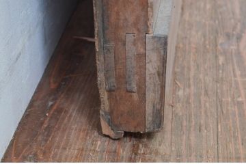 アンティーク建具　重厚　ツートンカラー漆塗り　堂々とした佇まいが存在感を放つ格子蔵戸1枚(玄関戸、格子戸、引き戸)(R-079624)