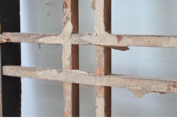 アンティーク建具　障子入り　和モダンな雰囲気を醸し出す升目(マス目)格子蔵戸1枚(引き戸、玄関戸、格子戸、障子戸)(R-079625)