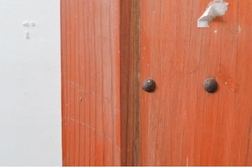 アンティーク建具　松材　重厚感のある佇まいが魅力の蔵戸1枚(玄関戸、引き戸)(R-079627)