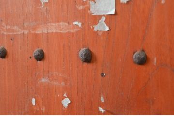 アンティーク建具　松材　重厚感のある佇まいが魅力の蔵戸1枚(玄関戸、引き戸)(R-079627)