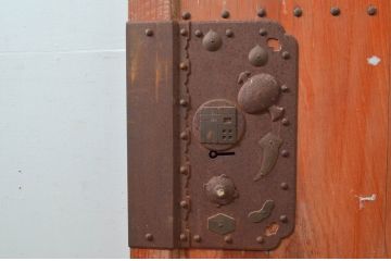 アンティーク建具　松材　重厚感のある佇まいが魅力の蔵戸1枚(玄関戸、引き戸)(R-079627)