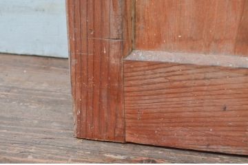 アンティーク建具　松材　重厚感のある佇まいが魅力の蔵戸1枚(玄関戸、引き戸)(R-079627)