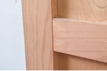アンティーク建具　松材　重厚感のある佇まいが魅力の蔵戸1枚(玄関戸、引き戸)(R-079627)