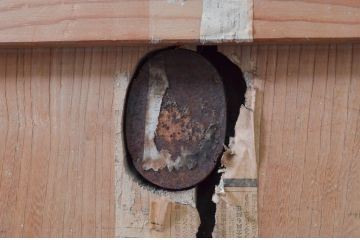 アンティーク建具　松材　重厚感のある佇まいが魅力の蔵戸1枚(玄関戸、引き戸)(R-079627)