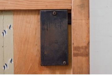 アンティーク建具　松材　重厚感のある佇まいが魅力の蔵戸1枚(玄関戸、引き戸)(R-079627)
