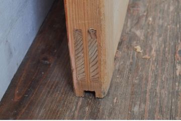 アンティーク建具　松材　重厚感のある佇まいが魅力の蔵戸1枚(玄関戸、引き戸)(R-079627)