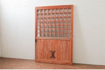 アンティーク建具　松材　和の貫禄を漂わせる升目(マス目)格子蔵戸1枚(きつね格子、狐格子、引き戸、玄関戸)(R-079628)