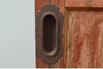 アンティーク建具　松材　和の貫禄を漂わせる升目(マス目)格子蔵戸1枚(きつね格子、狐格子、引き戸、玄関戸)(R-079628)