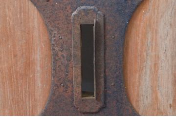アンティーク建具　松材　和の貫禄を漂わせる升目(マス目)格子蔵戸1枚(きつね格子、狐格子、引き戸、玄関戸)(R-079628)