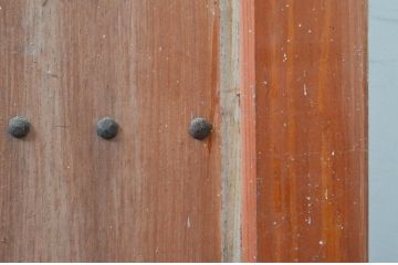 アンティーク建具　松材　和の貫禄を漂わせる升目(マス目)格子蔵戸1枚(きつね格子、狐格子、引き戸、玄関戸)(R-079628)