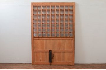 アンティーク建具　松材　和の貫禄を漂わせる升目(マス目)格子蔵戸1枚(きつね格子、狐格子、引き戸、玄関戸)(R-079628)