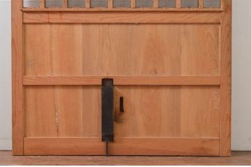 アンティーク建具　松材　和の貫禄を漂わせる升目(マス目)格子蔵戸1枚(きつね格子、狐格子、引き戸、玄関戸)(R-079628)