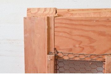 アンティーク建具　松材　和の貫禄を漂わせる升目(マス目)格子蔵戸1枚(きつね格子、狐格子、引き戸、玄関戸)(R-079628)
