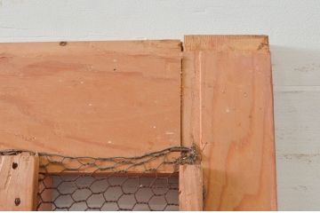 アンティーク建具　松材　和の貫禄を漂わせる升目(マス目)格子蔵戸1枚(きつね格子、狐格子、引き戸、玄関戸)(R-079628)