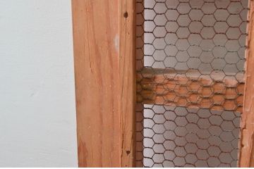アンティーク建具　松材　和の貫禄を漂わせる升目(マス目)格子蔵戸1枚(きつね格子、狐格子、引き戸、玄関戸)(R-079628)