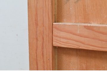 アンティーク建具　松材　和の貫禄を漂わせる升目(マス目)格子蔵戸1枚(きつね格子、狐格子、引き戸、玄関戸)(R-079628)