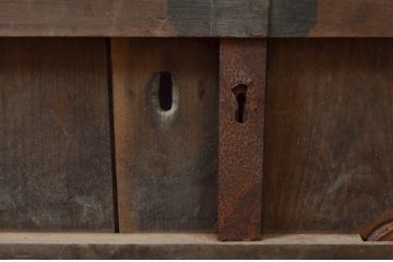 アンティーク建具　総栗材　味わい深い木の風合いが魅力的な蔵戸1枚(引き戸、玄関戸)(R-079629)