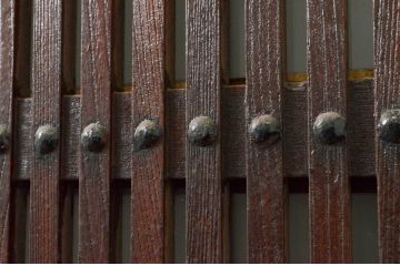 アンティーク建具　総欅(ケヤキ)材　堂々とした佇まいが存在感を放つガラス入り格子蔵戸1枚(玄関戸、格子戸、引き戸)(R-079630)