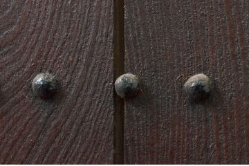 アンティーク建具　総欅(ケヤキ)材　堂々とした佇まいが存在感を放つガラス入り格子蔵戸1枚(玄関戸、格子戸、引き戸)(R-079630)