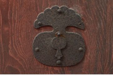 アンティーク建具　総栗材　時代の流れを感じさせる升目(マス目)格子蔵戸1枚(きつね格子、狐格子、引き戸、玄関戸、格子戸)(R-079631)