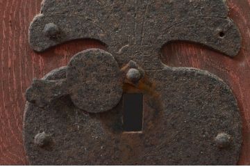 アンティーク建具　総栗材　時代の流れを感じさせる升目(マス目)格子蔵戸1枚(きつね格子、狐格子、引き戸、玄関戸、格子戸)(R-079631)