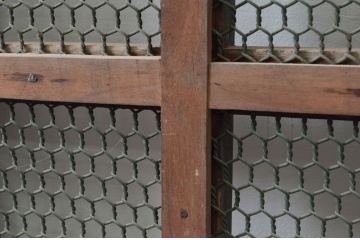 アンティーク建具　総栗材　時代の流れを感じさせる升目(マス目)格子蔵戸1枚(きつね格子、狐格子、引き戸、玄関戸、格子戸)(R-079631)
