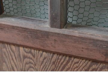 アンティーク建具　総栗材　時代の流れを感じさせる升目(マス目)格子蔵戸1枚(きつね格子、狐格子、引き戸、玄関戸、格子戸)(R-079633)