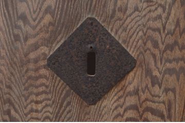 アンティーク建具　総栗材　時代の流れを感じさせる升目(マス目)格子蔵戸1枚(きつね格子、狐格子、引き戸、玄関戸、格子戸)(R-079633)