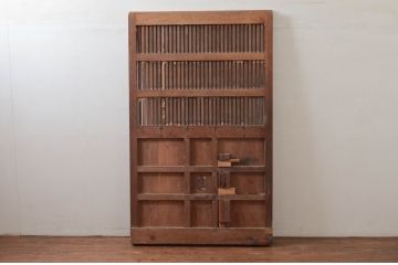 アンティーク建具　総欅(ケヤキ)材　堂々とした佇まいが存在感を放つ格子蔵戸1枚(玄関戸、格子戸、引き戸)(R-079634)
