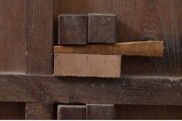 アンティーク建具　総欅(ケヤキ)材　堂々とした佇まいが存在感を放つ格子蔵戸1枚(玄関戸、格子戸、引き戸)(R-079634)