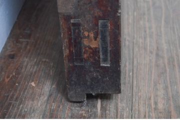 アンティーク建具　厚手!!　総欅(ケヤキ)材　新潟産　味わい深い木の風合いが魅力的な蔵戸1枚(引き戸、玄関戸)(R-079635)