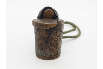 古銅　彫金　家紋　獅子　トンボ　細かな細工に惹かれる矢立(ライオン、とんぼ、蜻蛉、書道具、筆記用具、文具、携帯用)(R-079646)