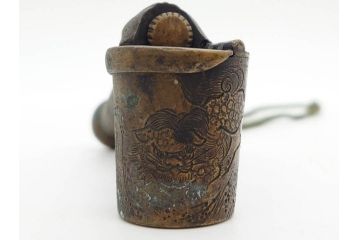 古銅　彫金　家紋　獅子　トンボ　細かな細工に惹かれる矢立(ライオン、とんぼ、蜻蛉、書道具、筆記用具、文具、携帯用)(R-079646)