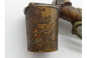 古銅　彫金　家紋　獅子　トンボ　細かな細工に惹かれる矢立(ライオン、とんぼ、蜻蛉、書道具、筆記用具、文具、携帯用)(R-079646)