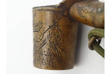 古銅　彫金　家紋　獅子　トンボ　細かな細工に惹かれる矢立(ライオン、とんぼ、蜻蛉、書道具、筆記用具、文具、携帯用)(R-079646)
