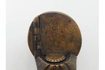 古銅　彫金　家紋　獅子　トンボ　細かな細工に惹かれる矢立(ライオン、とんぼ、蜻蛉、書道具、筆記用具、文具、携帯用)(R-079646)
