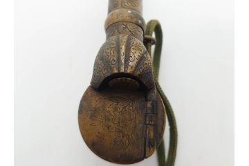 古銅　彫金　家紋　獅子　トンボ　細かな細工に惹かれる矢立(ライオン、とんぼ、蜻蛉、書道具、筆記用具、文具、携帯用)(R-079646)