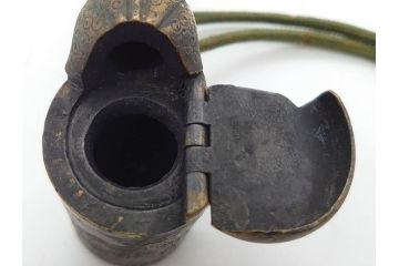 古銅　彫金　家紋　獅子　トンボ　細かな細工に惹かれる矢立(ライオン、とんぼ、蜻蛉、書道具、筆記用具、文具、携帯用)(R-079646)