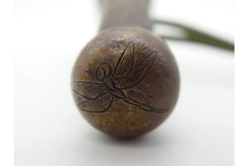 古銅　彫金　家紋　獅子　トンボ　細かな細工に惹かれる矢立(ライオン、とんぼ、蜻蛉、書道具、筆記用具、文具、携帯用)(R-079646)