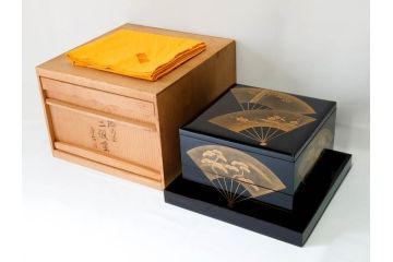 総本家濱田屋　輪島塗　漆器　木製　金蒔絵　平台付　扇面　松竹梅　格式高い雰囲気の二段重(菊、花、お重、重箱、黄袋付き、共箱付き)(R-079652)