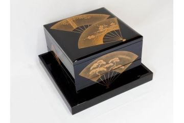 総本家濱田屋　輪島塗　漆器　木製　金蒔絵　平台付　扇面　松竹梅　格式高い雰囲気の二段重(菊、花、お重、重箱、黄袋付き、共箱付き)(R-079652)
