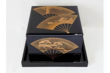 総本家濱田屋　輪島塗　漆器　木製　金蒔絵　平台付　扇面　松竹梅　格式高い雰囲気の二段重(菊、花、お重、重箱、黄袋付き、共箱付き)(R-079652)