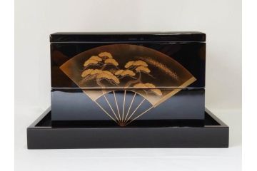 総本家濱田屋　輪島塗　漆器　木製　金蒔絵　平台付　扇面　松竹梅　格式高い雰囲気の二段重(菊、花、お重、重箱、黄袋付き、共箱付き)(R-079652)