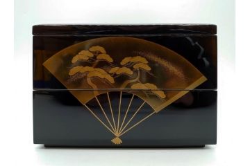 総本家濱田屋　輪島塗　漆器　木製　金蒔絵　平台付　扇面　松竹梅　格式高い雰囲気の二段重(菊、花、お重、重箱、黄袋付き、共箱付き)(R-079652)