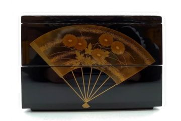 総本家濱田屋　輪島塗　漆器　木製　金蒔絵　平台付　扇面　松竹梅　格式高い雰囲気の二段重(菊、花、お重、重箱、黄袋付き、共箱付き)(R-079652)